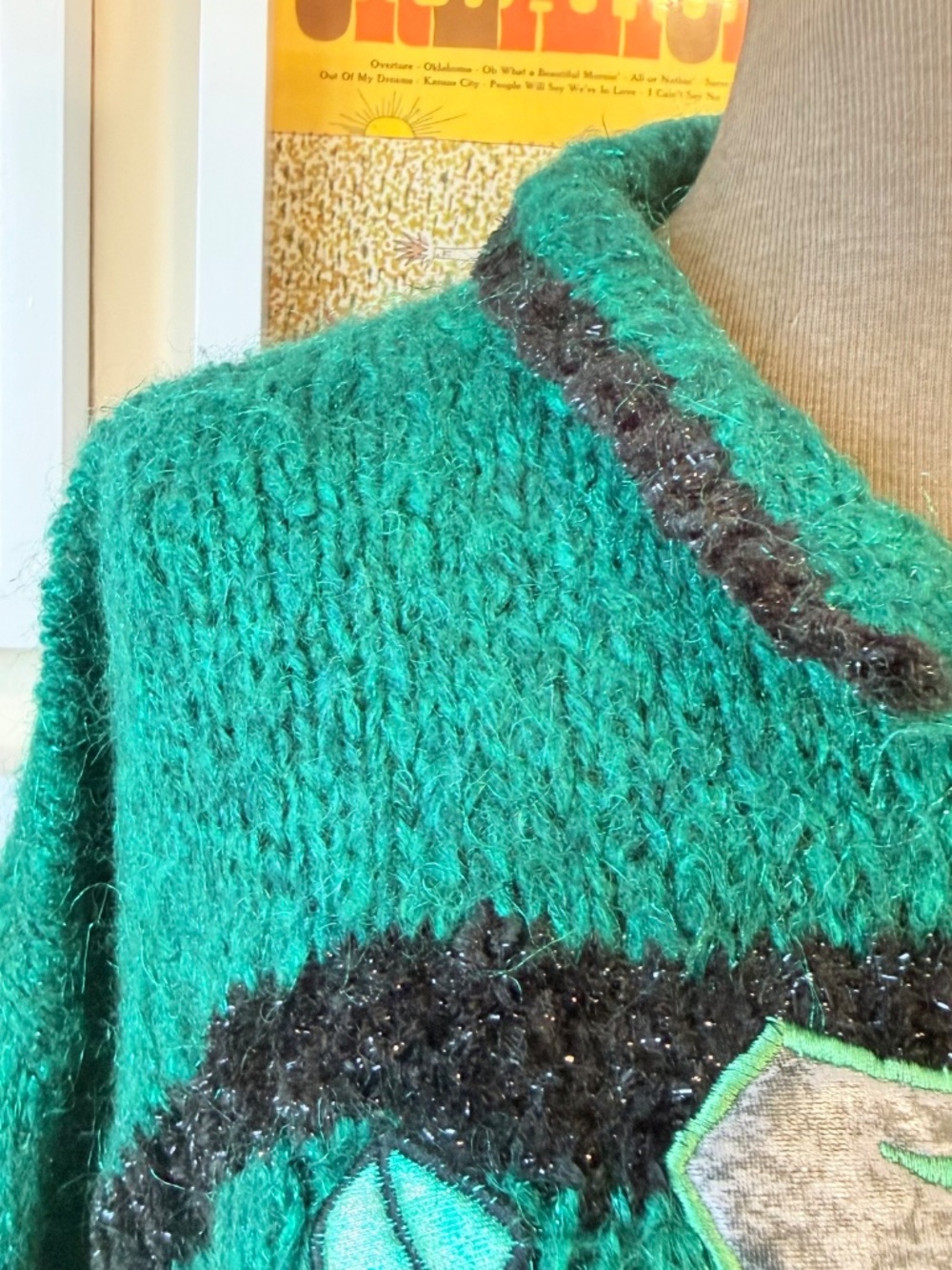 🐎 Vintage 80s Green Fuzzy Knit Sweater with Heraldic Horse Crest - Picture 4 of 10